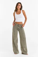 Pantalón jean de tiro medio, color verde militar, con corte wide leg y diseño amplio.