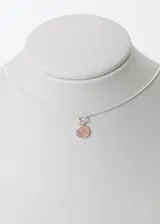 Cadena de plata 925 con dije redondo de cuarzo rosa.