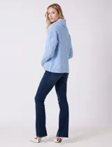 Buzo de punto grueso con textura en relieve, de cuello volcado y mangas largas con hombros caídos. Presenta puños y ruedo con terminación en rib.