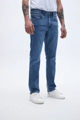 Jean de calce slim fit, color azul medio, con bolsillos delanteros y traseros.