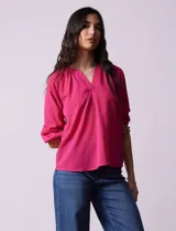 Blusa de gasa estampada marca Sioni, con cuello a la base y escote en V. Manga 3/4 con terminación fruncida.