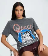 Remera de algodón con efecto lavado a piedra, cuello redondo y mangas cortas. Presenta una estampa frontal de la banda Queen con diseño vintage.