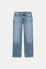 Jeans de tiro bajo color azul claro, con corte bootcut, cinco bolsillos y cierre frontal de cremallera y botón.