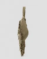Cartera tipo hobo de gran tamaño en color negro, confeccionada en gamuza con diseño de flecos largos en los laterales y base. Presenta un asa superior trenzada con detalles artesanales y cierre superior para mayor seguridad.