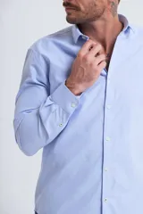 Camisa celeste de manga larga con cuello abotonado.
