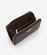 Billetera mediana con estampado de triángulos en tonos marrón y beige, cierre de cremallera, múltiples separadores interiores y espacio para tarjetas.