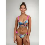 Bikini de dos piezas con estampado tropical multicolor. El top es tipo triángulo con tirantes con volados rosados y detalle de lazo cruzado en la cintura. La bombacha es tipo tanga con detalles de volados rosados en los laterales.