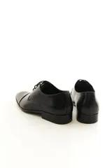 Zapato de vestir acordonado de cuero vacuno marrón, con puntera distinguida y suela con sutil tacón.