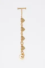 Pulsera de cadena de eslabones dorados con dijes en forma de corazón y cierre de barra en T.