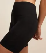 Bermuda deportiva de tiro alto con cintura ancha, confeccionada en tejido seamless texturizado de alta elasticidad.