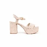 Sandalia de fiesta color beige claro, confeccionada en gamuza, con taco ancho, plataforma delantera, tira en la punta y pulsera ajustable al tobillo con hebilla metálica dorada.
