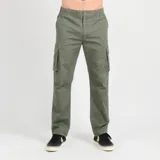 Pantalón cargo O'Neill verde militar, de corte recto, con cintura elástica y botón frontal, bolsillos laterales en las piernas y bolsillos traseros.