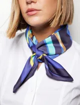 Pañuelo cuadrado de satén estampado con diseño geométrico en tonos rosa, violeta, blanco, amarillo y marrón.