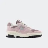 Championes New Balance 550 color rosa con detalles en gris y blanco.