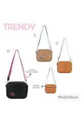 Bandolera de formato rectangular con cierre superior, confeccionada en material sintético negro. Presenta una correa larga ajustable de color fucsia con inscripciones estampadas y un aplique circular con logo en el frente.