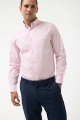 Camisa de vestir azul con cuello abotonado, corte clásico y mangas largas.