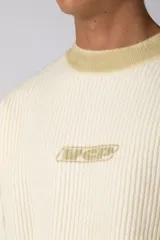 Sweater de punto acanalado con diseño degradado de negro a gris en el cuello y el ruedo. Presenta un corte regular y un pequeño bordado central en el pecho.