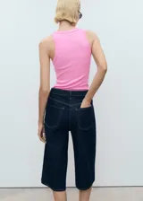 Top sin mangas de cuello halter y diseño entallado, confeccionado en tejido de canalé con tirantes anchos.