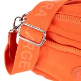 Bandolera rectangular color naranja de poliéster, con cierre superior, bolsillo interno con cierre, dos bolsillos externos abiertos y uno con cierre. Tiene correa de hombro ajustable y logo de XL Extra Large al frente.