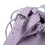 Cartera tipo morral de símil cuero graneado color lila, con cierre ajustable mediante cordón fruncido y correa regulable.