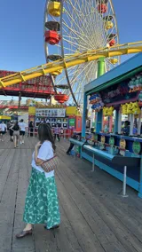 Falda midi de lino 100%, color verde con estampado de flores grandes en tonos de verde más claro y amarillo. Presenta pliegues en la cintura y corte amplio.