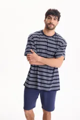 Remera oversize de manga corta confeccionada en algodón, con diseño de rayas horizontales en tonos azules y blancos.
