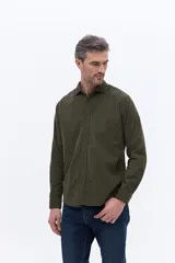 Camisa de pana de algodón con cuello clásico, cierre frontal de botones y mangas largas. Presenta un diseño de corte regular con textura suave y acabado mate.