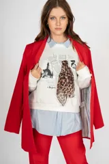 Blazer rojo de corte clásico, con solapas de muesca, cierre frontal con dos botones y bolsillos laterales con solapa.