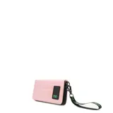 Billetera rectangular de diseño acolchado en color negro, con cierre perimetral y correa de muñeca extraíble con logo estampado en verde. Presenta un aplique frontal de goma con el logo 'mc' en color verde.