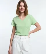 Remera azul de algodón con cuello en V y bolsillo en el pecho.