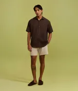 Bermuda playera masculina de microfibra texturizada color beige, con cintura elástica, cordón ajustable y bolsillos.