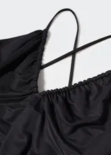 Vestido midi negro de tirantes finos con escote en V fruncido.