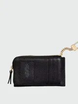 Billetera Marc Jacobs The Top Zip Multi Wallet de cuero negro granulado, con cierre superior dorado y la inscripción "THE WALLET MARC JACOBS" grabada en relieve en el frente.