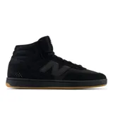 Championes de skate New Balance Numeric modelo 440H, de caña media, color negro con suela de goma marrón. Parte superior de gamuza y malla con el logotipo "N" en el lateral.