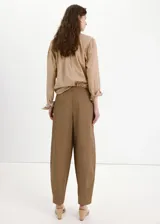 Pantalón marrón de corte recto, con cintura ajustable elastizada y cordón, y detalle de franja lateral bordada con diseño calado.