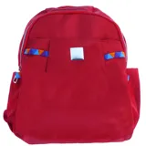 Mochila Miss Carol modelo Piura de tela color rojo, con cierre principal, bolsillo frontal y detalles de cinta estampada geométrica en los laterales. Incluye placa metálica decorativa en el frente.
