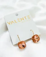 Aros colgantes con gancho dorado y dije cuadrado facetado color durazno.