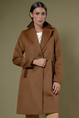 Tapado de paño color marrón con solapas clásicas, cierre frontal de un botón y bolsillos laterales con detalles en contraste.