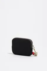 Monedero coral de Bimba y Lola con cierre de cremallera metálica dorada, detalle de logotipo metálico en el frente y bolsillo interior.