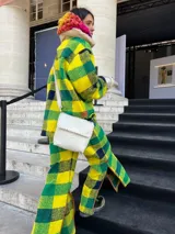 Pantalón de lana con estampado a cuadros en tonos verde, amarillo y azul marino. Corte recto con tajos laterales.