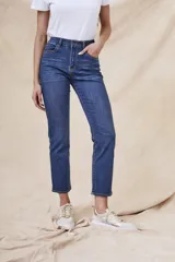 Pantalón de jean azul de corte recto, tiro alto y largo hasta el tobillo.