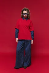 Remera de algodón con corte boxy fit, silueta amplia, hombros caídos y aberturas laterales.