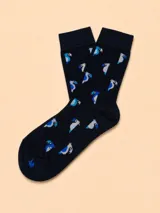 Medias de algodón color azul marino con estampado de loros pequeños en tonos celestes y grises.