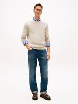 Sweater de cuello redondo Tommy Hilfiger de color beige, confeccionado en puro algodón, con ajuste regular y el logo de la marca bordado en el pecho.