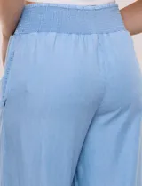 Pantalón palazzo de lyocell color celeste, de tiro alto con cintura fruncida elástica y bolsillos laterales.