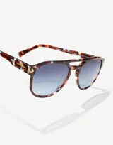 Lentes de sol Hawkers modelo Diver, con armazón de acetato en estampado carey con detalles en azul y cristales degradados en tono azulado. Diseño estilo aviador con doble puente.