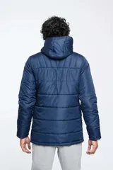 Camperón parka Umbro color azul marino, con capucha, cierre frontal completo y bolsillos laterales. Cuenta con diseño acolchado y logo de la marca estampado en el pecho.