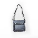 Bandolera gris con correa larga regulable, cierre superior y bolsillo frontal con cierre.