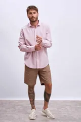 Camisa a rayas verticales color rosado y blanco, de corte clásico y manga larga.