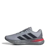 Championes de running Adidas modelo Galaxy 7, color gris con detalles en negro y una franja roja en la mediasuela. Presentan diseño de malla transpirable, cierre con cordones y tecnología Cloudfoam en la suela para mayor amortiguación.